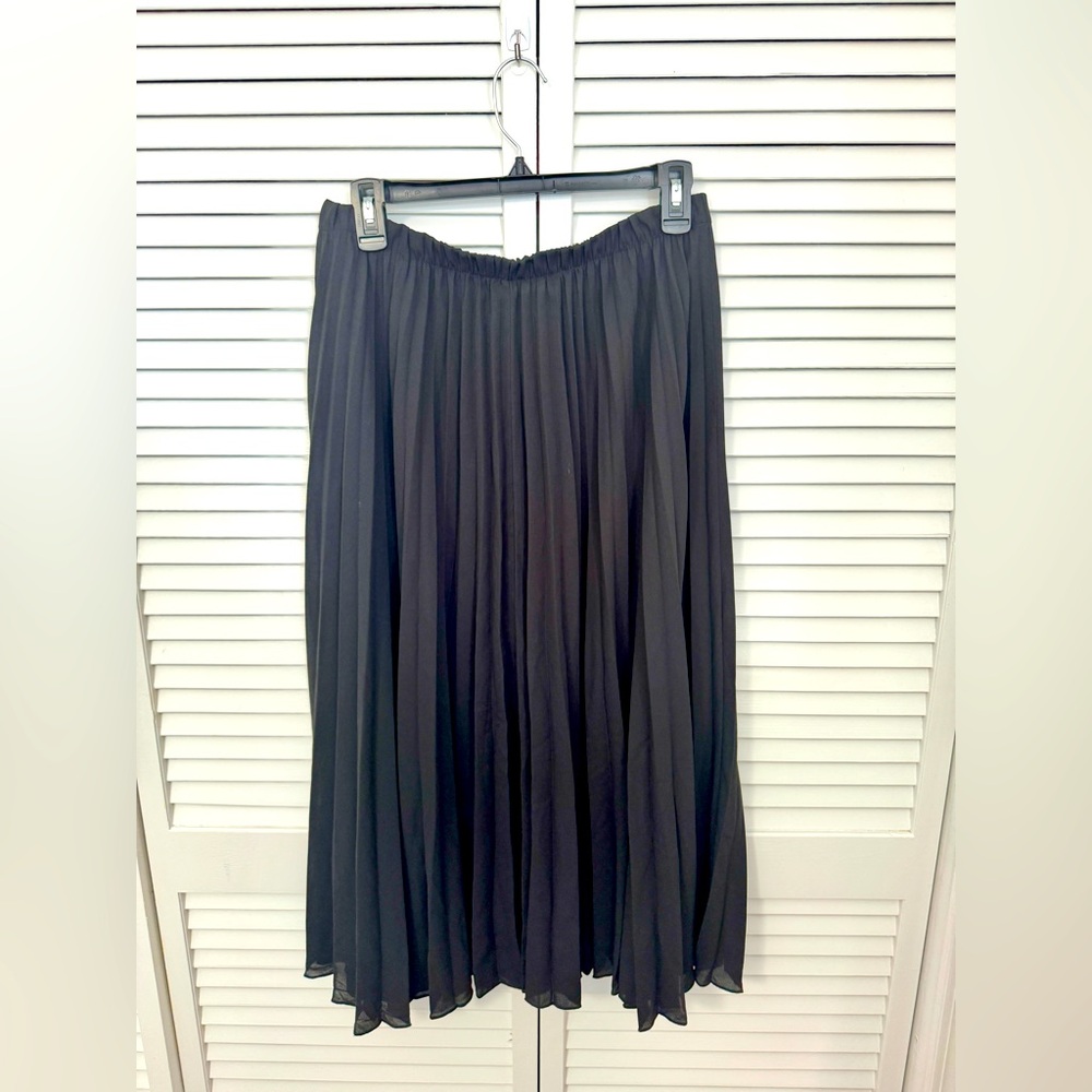 Elegant Black Pleated Skirt Size Large